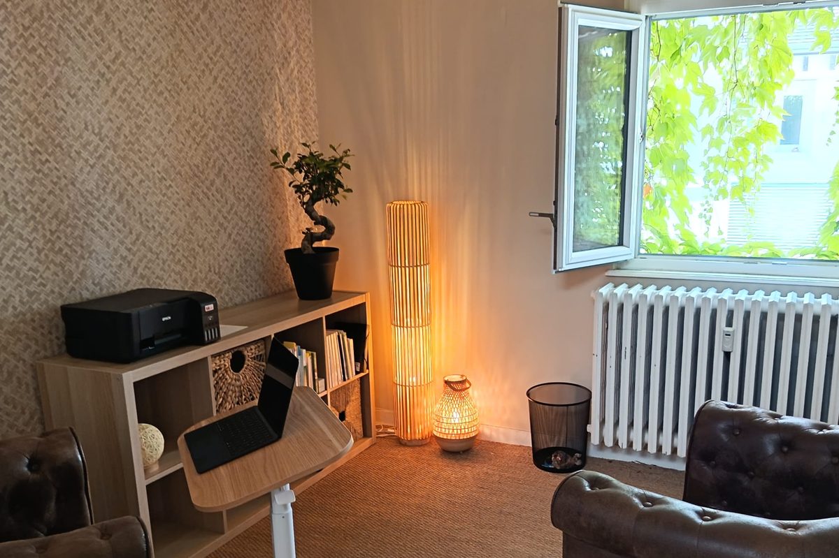 Intérieur du cabinet de Yoann Foubet à Strasbourg : fauteuils, lumière naturelle et ambiance calme